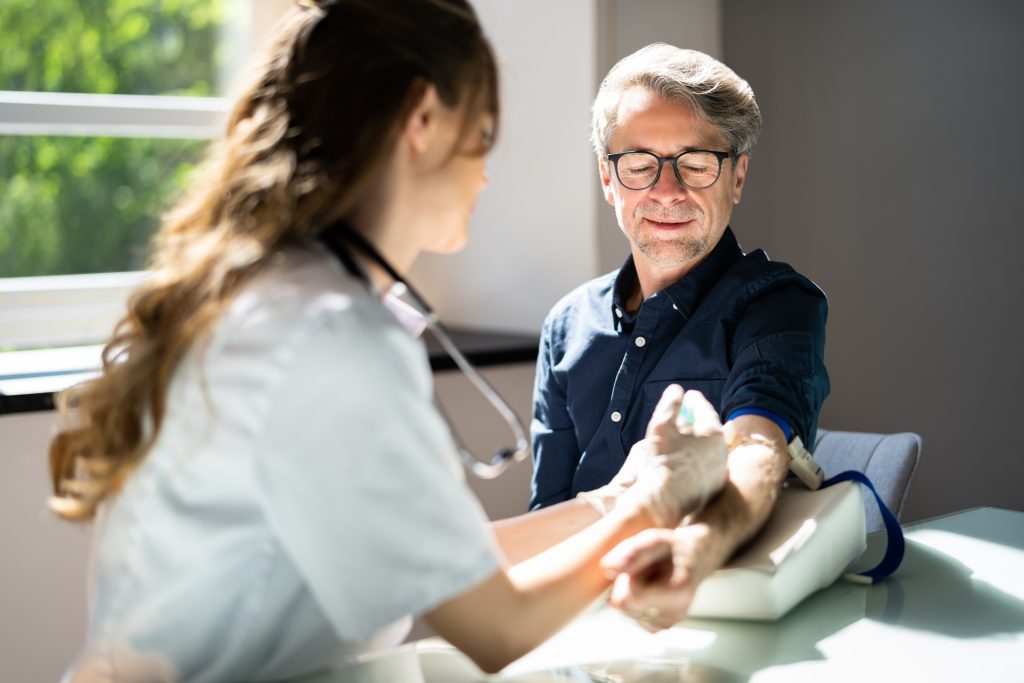 pajzsmirigy vizsgálat, pajzsmirigy vérvétel, pajzsmirigy alul működés, pajzsmirigy túlműködés, pajzsmirigyrák, TSH teszt, TSH gyorsteszt, FT3, FT4, TSH, TPO antitest, thyreoglobulin, parathormon, ALP, D-vitamin, pajzsmirigy hormon